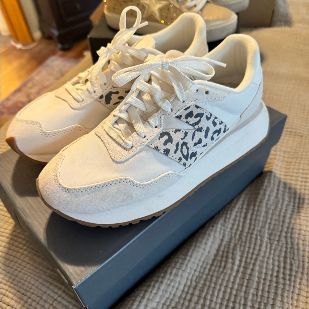 New Balance White and Gray Patterned Sneakers
